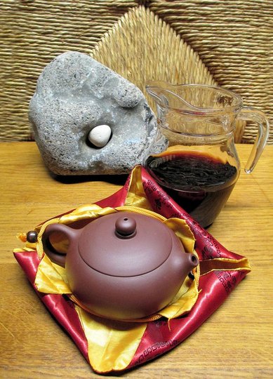 Suiseki et la théière Yixing FORUM.jpg