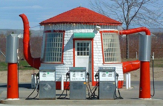 Teapot-Dome-Gas-Station-design-Fuel-stations-The-Chromologist.jpg